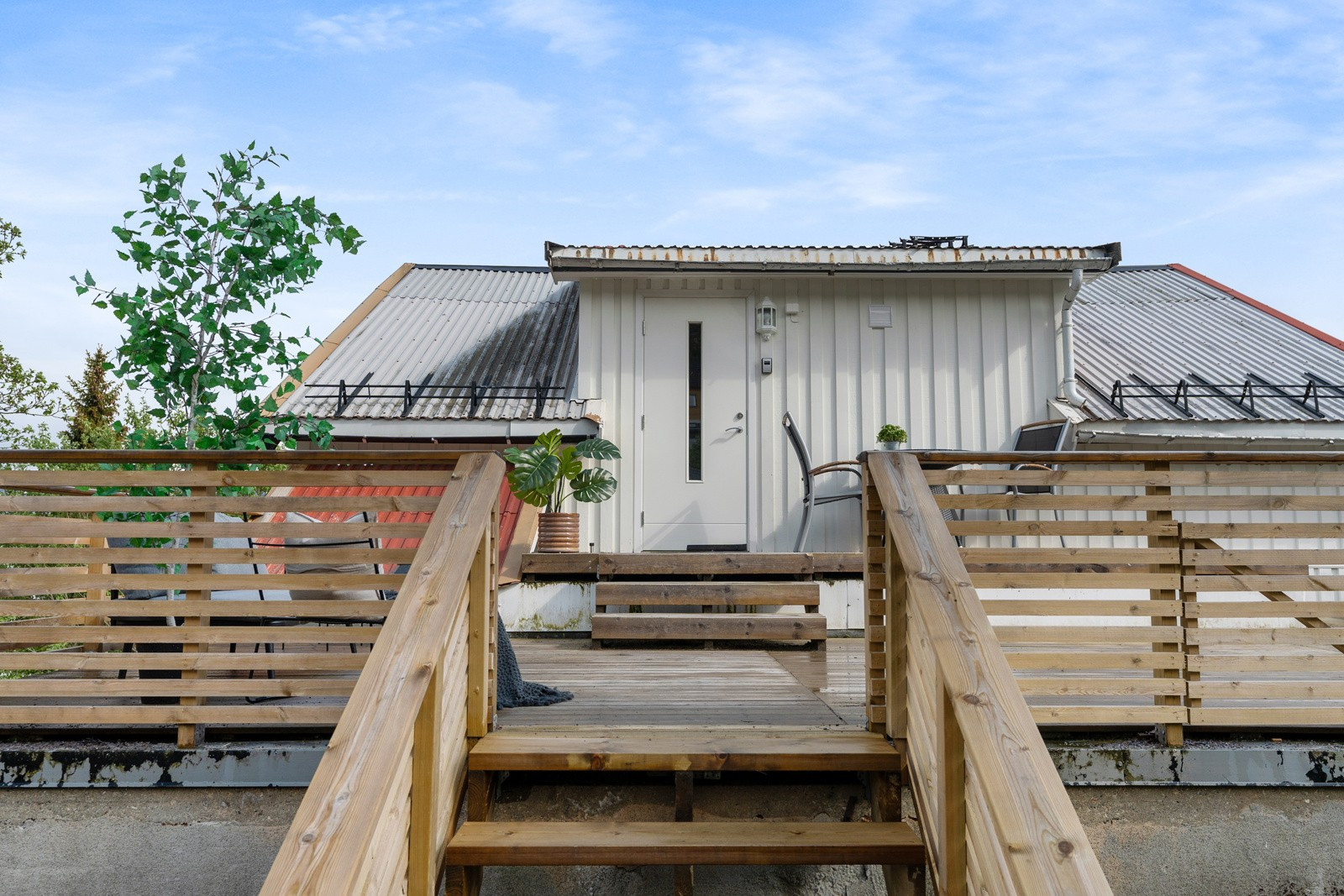 Det er en 3-roms leilighet i loftsetasje med egen inngang. Stor terrasse ved inngangsparti.