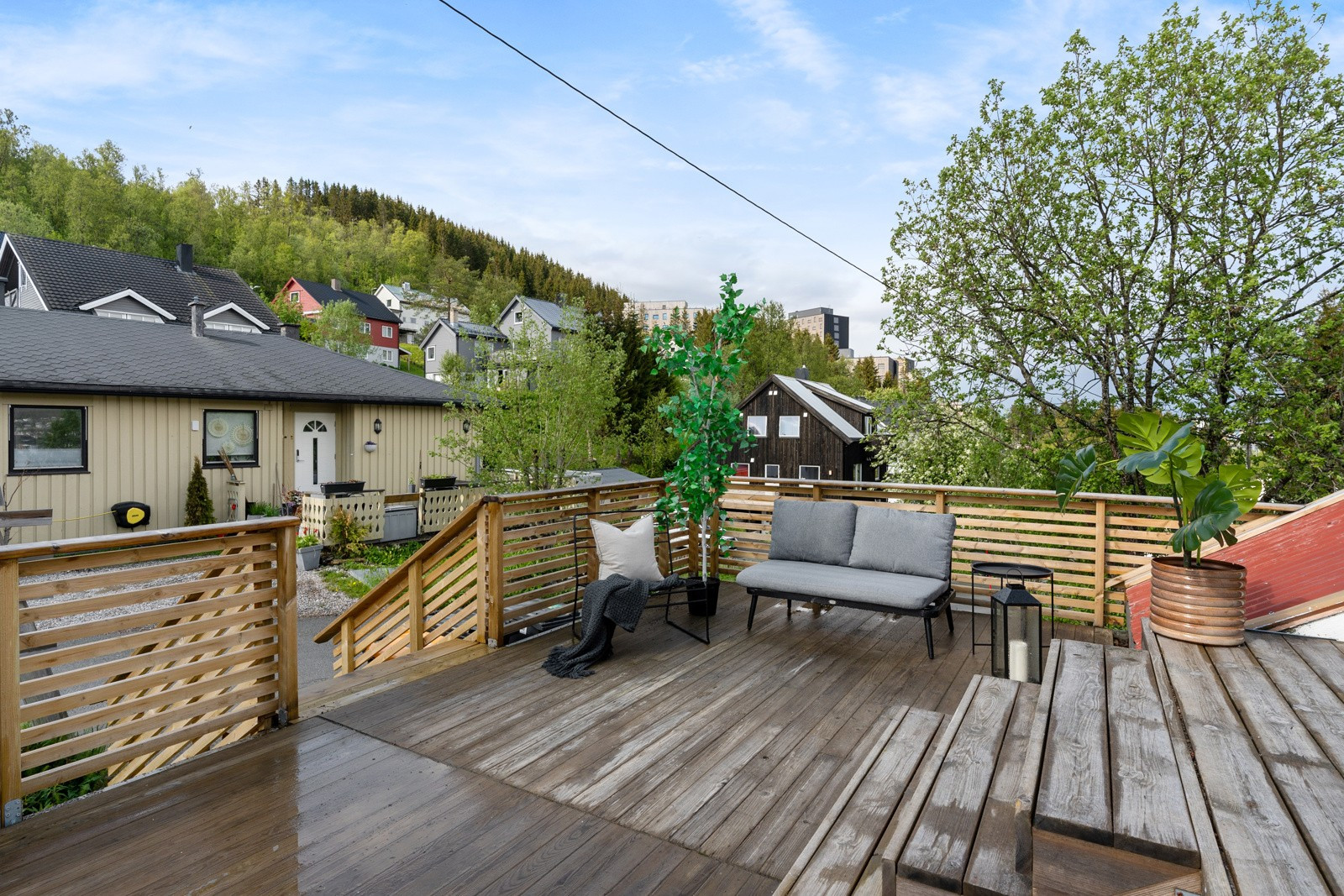Det en stor terrasse ved inngangsparti til loftsetasjen.
