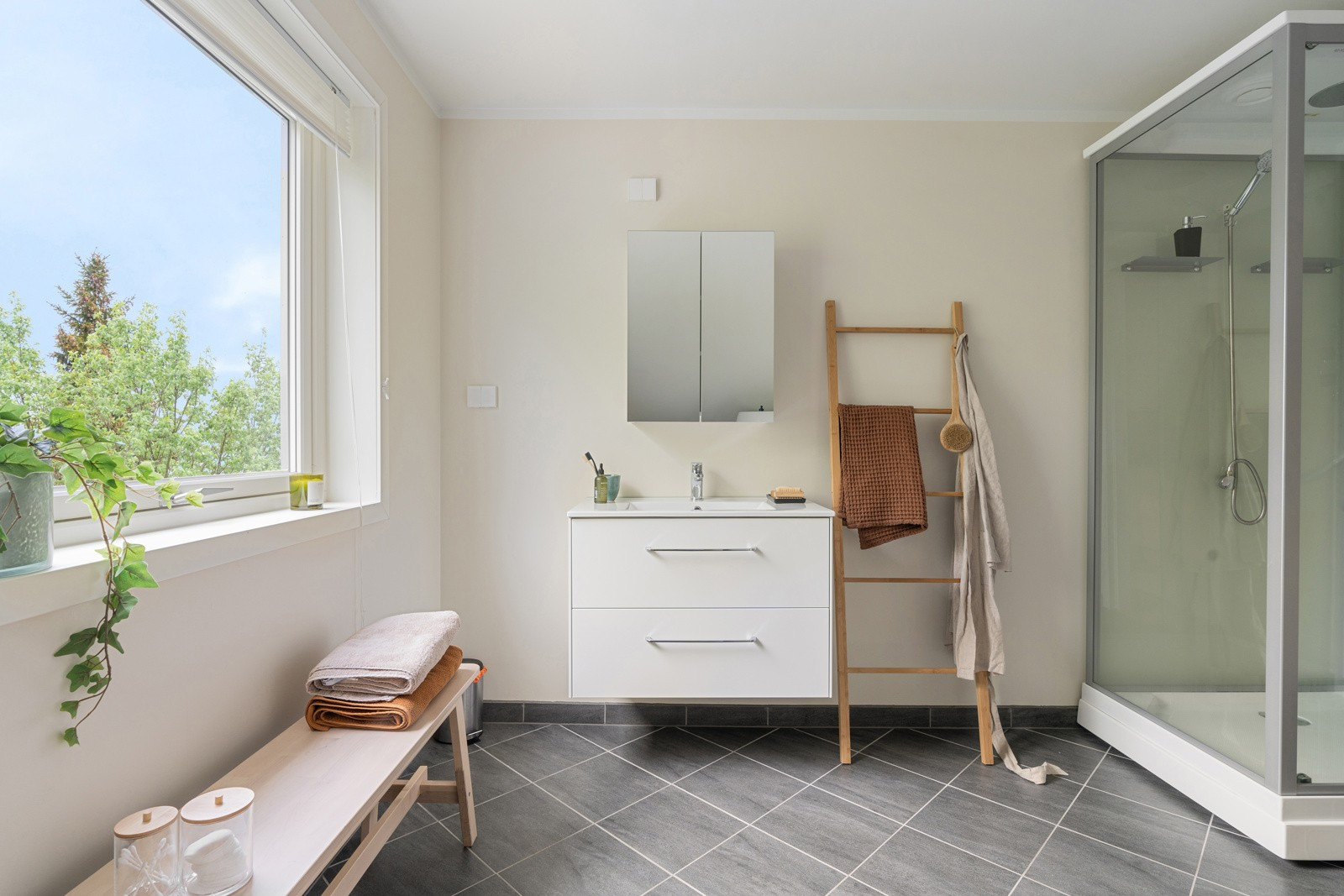 Romslig bad i loftsetasje med gulvvarme.