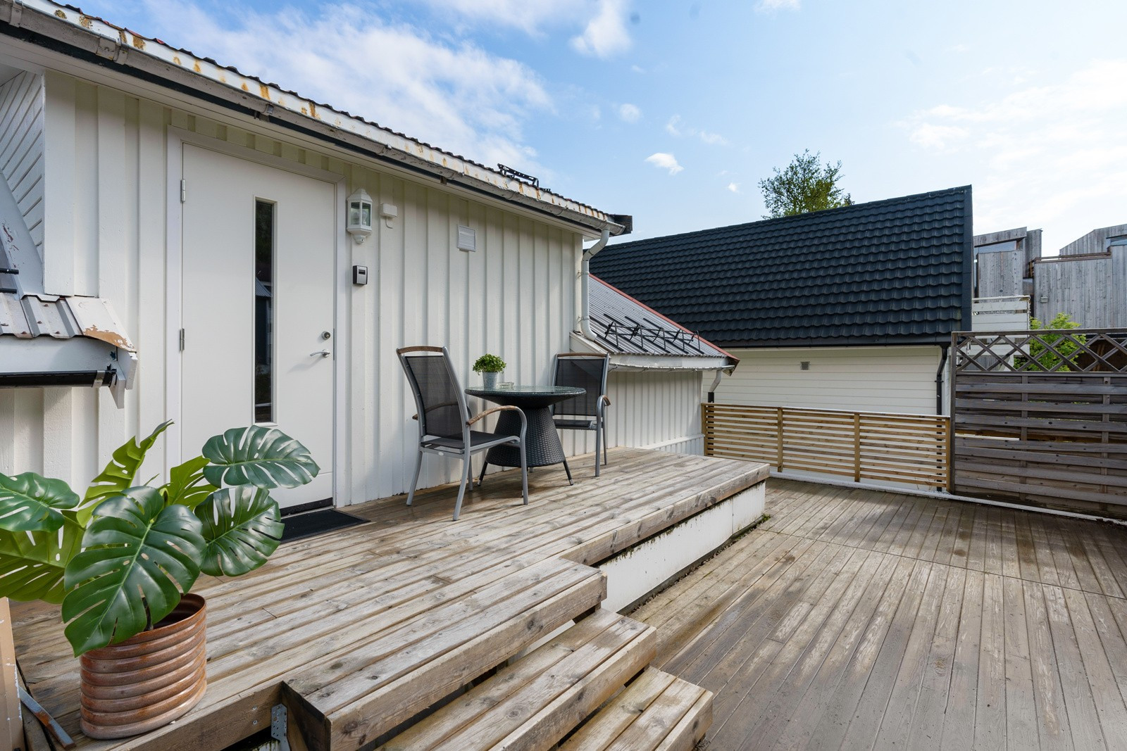 Her er det god plass til hagemøbler og grill.