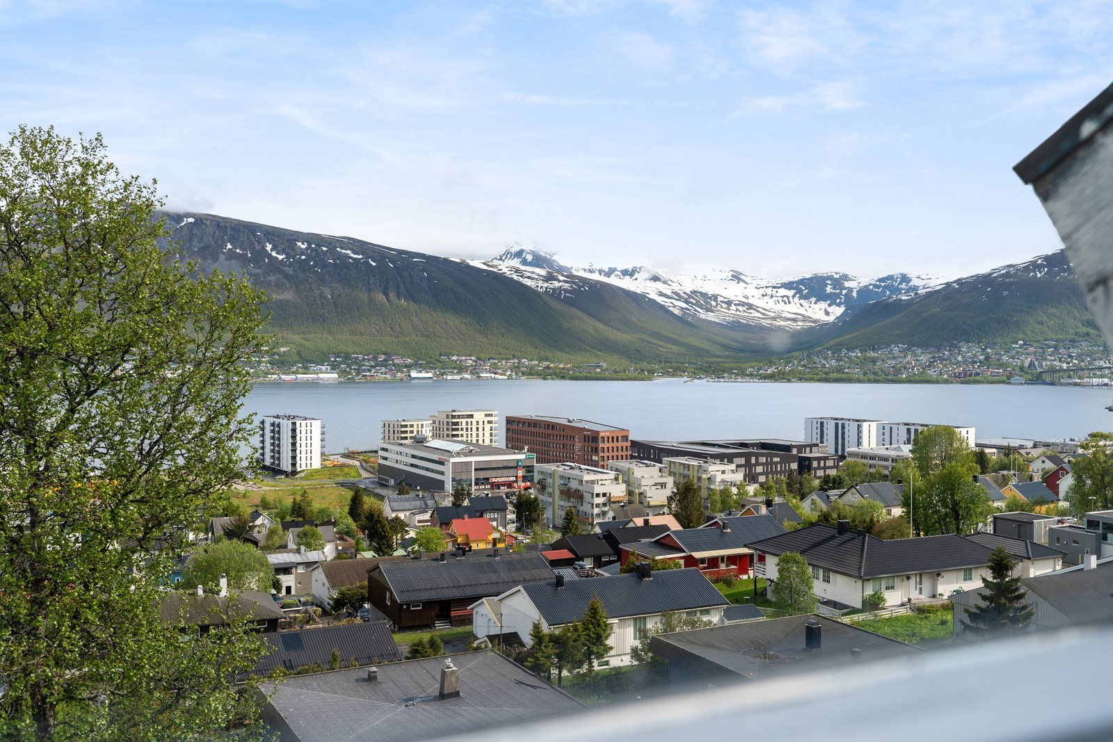 Utsikt mot Tromsøysundet, fastlandet og fjellene rundt!