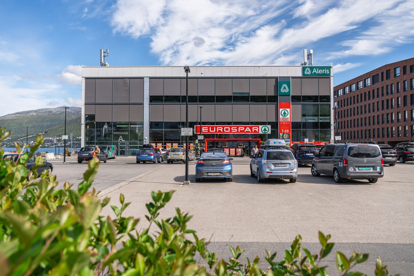 Det er også kort vei til Eurospar Stakkevollvegen med en populær varmmatdisk.