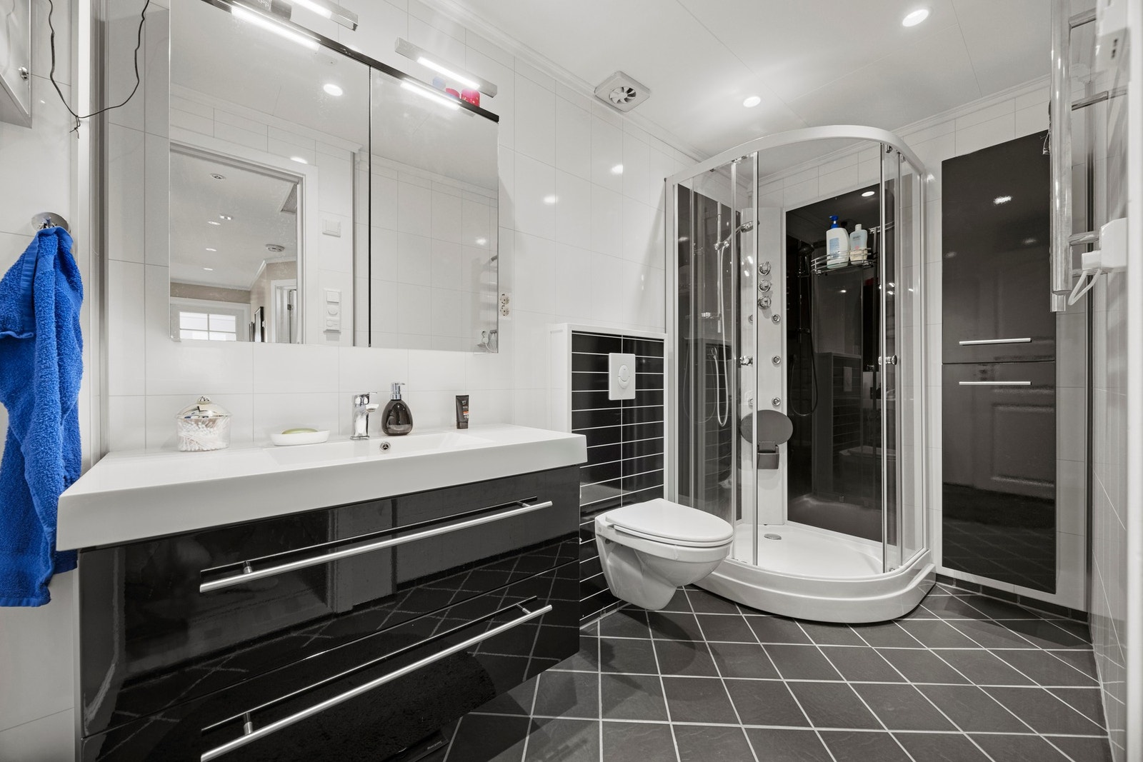 Bad - 4,5 kvm. Oppusset i 2014. Utstyrt med dusjkabinett, servantskap og toalett Galleribilde