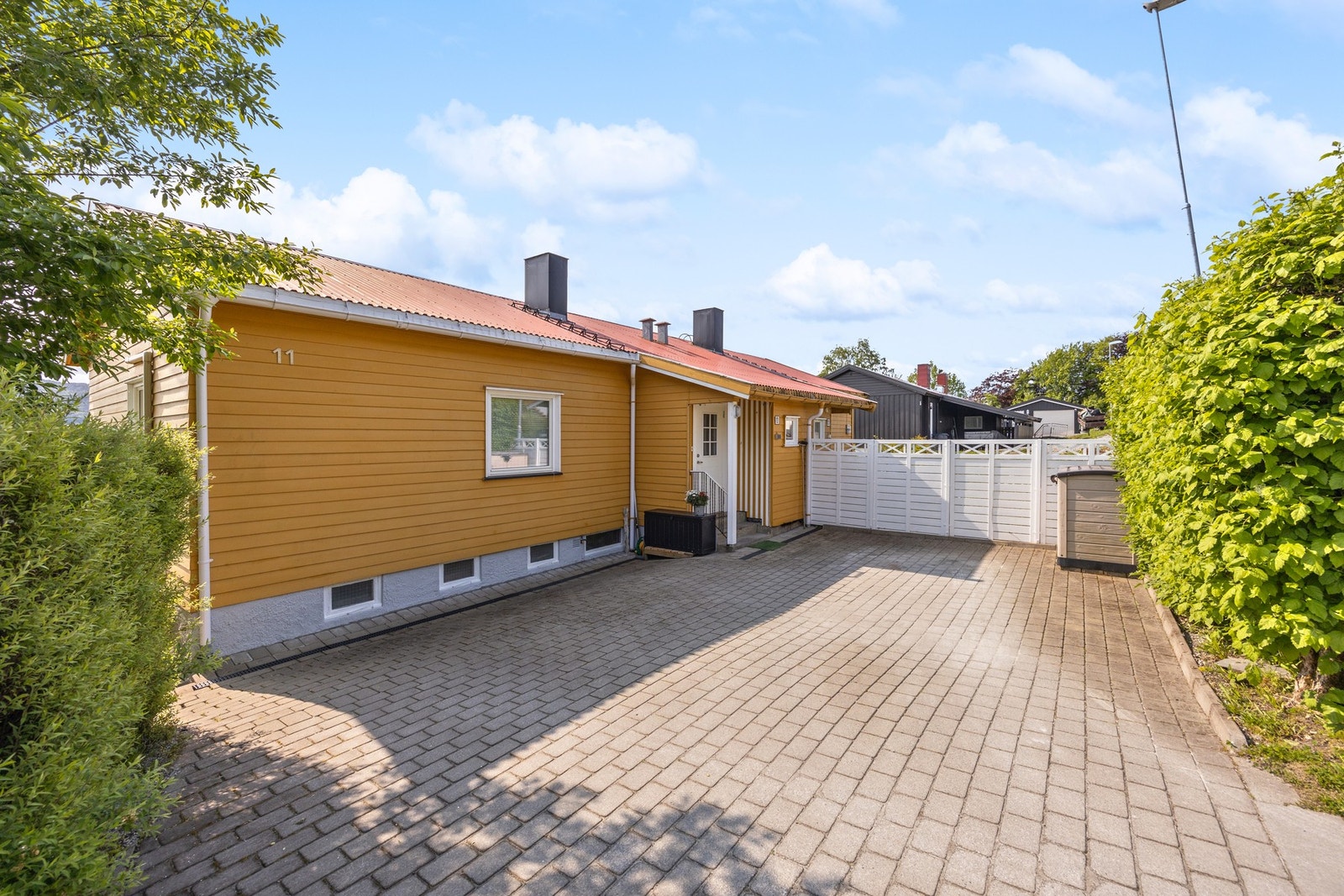 Det er god plass til parkering utenfor inngangspartiet. Galleribilde