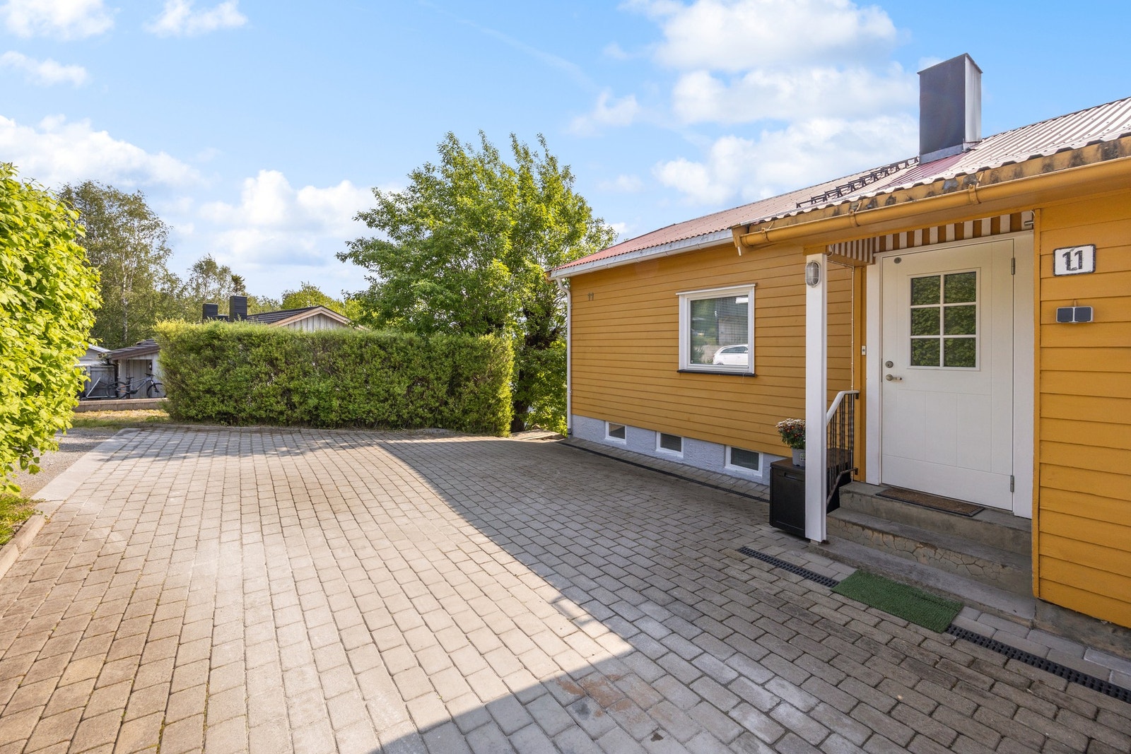 Inngangspartiet er takoverbygd. Steinbelagt uteområde. Galleribilde