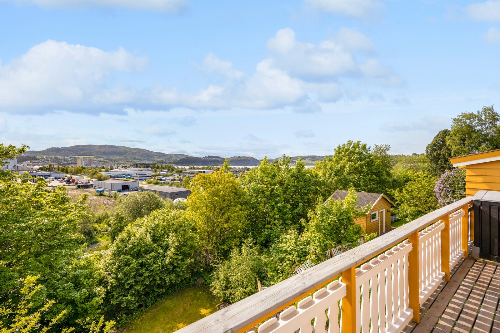 Utsikt over byen og mot fjorden! Galleribilde