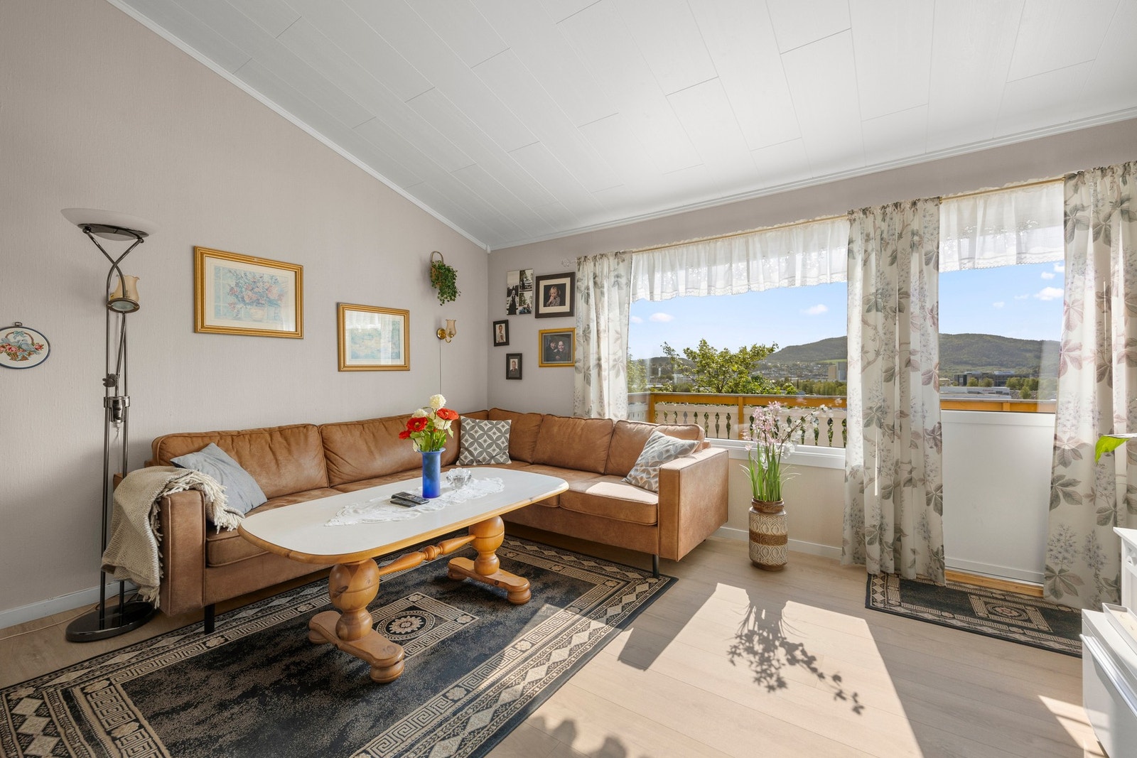 Boligen har en god standard og er jevnlig vedlikeholdt med bl. a. bad fra 2014 og kjøkken fra 2016! Galleribilde