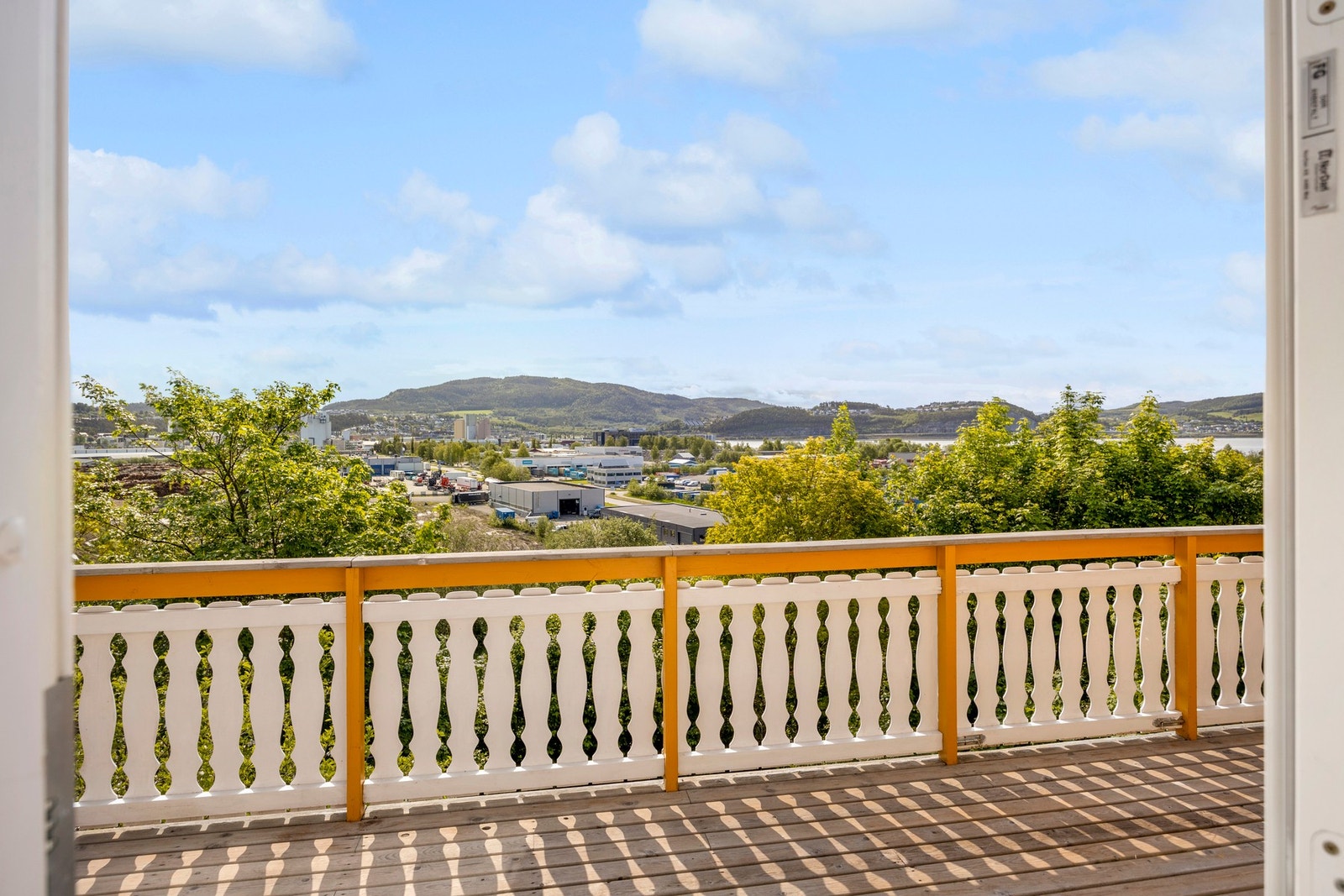 Fra stuen er det dør ut til veranda med pen utsikt! Galleribilde