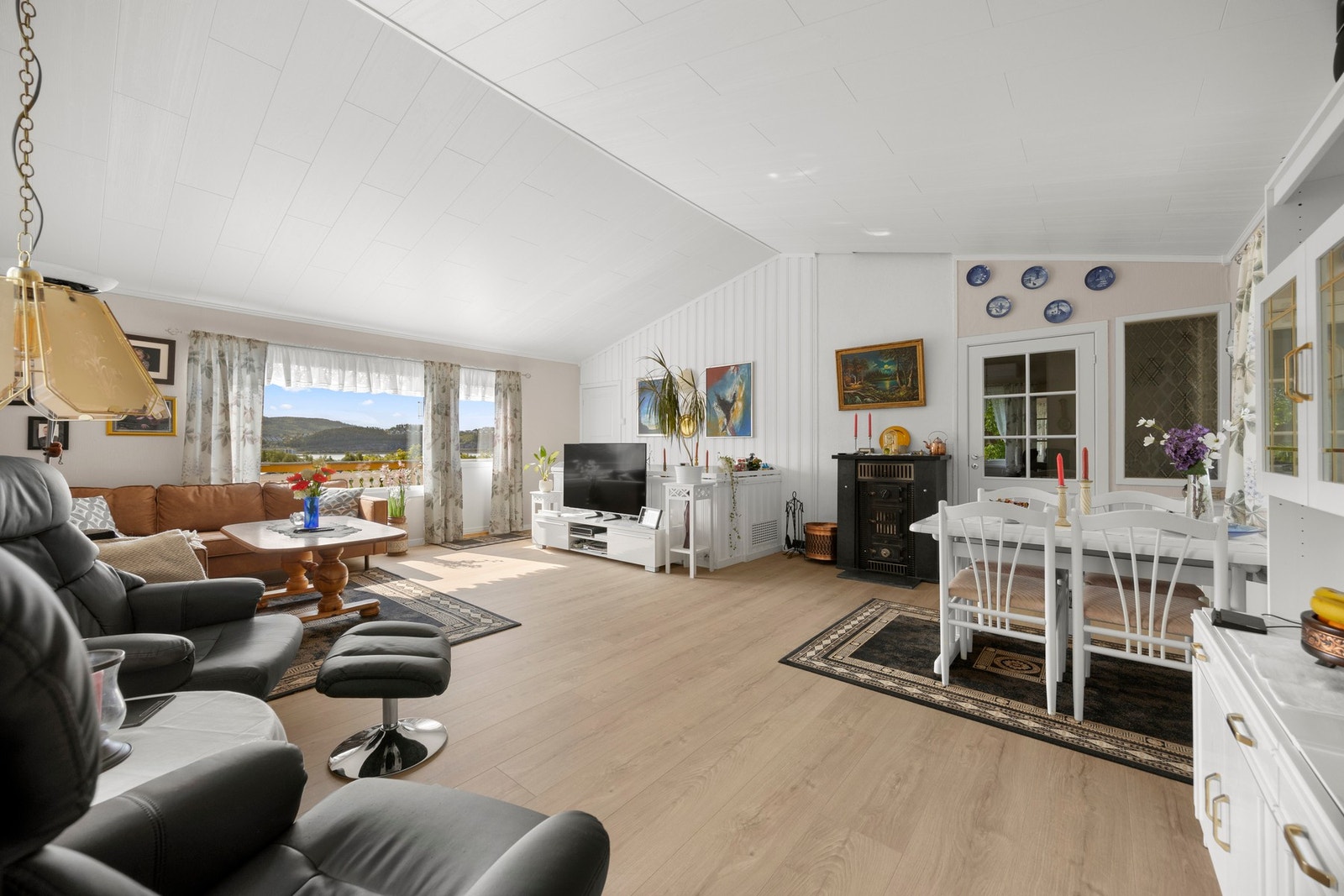 Stuen måler til sammen 35 kvm. Galleribilde