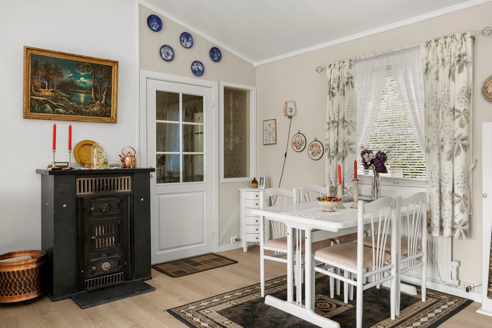 Det er god plass til sofagruppe, lenestol og spisestue. Galleribilde