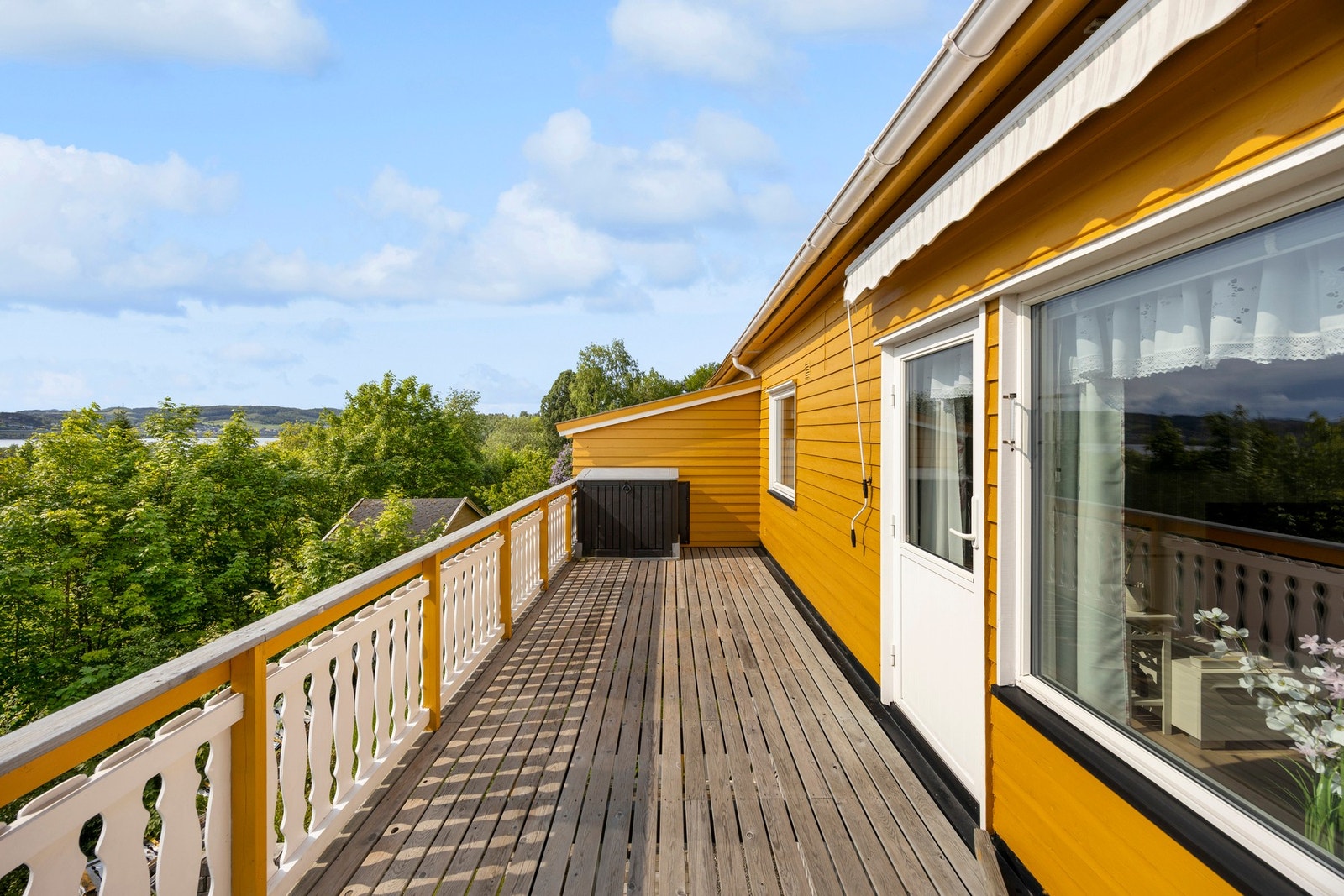 Uteområdet kan innredes med lounge og spisegruppe Galleribilde