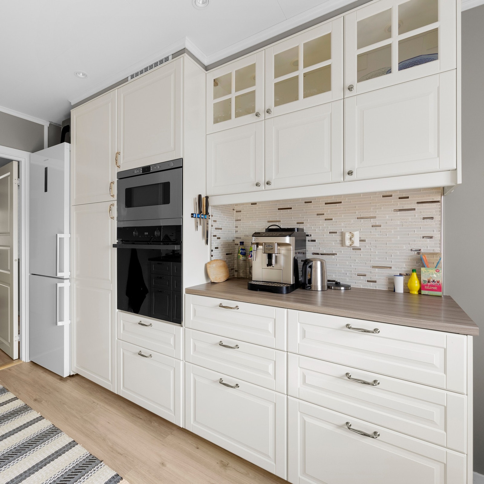 Det er integrert stekeovn, mikroovn, platetopp og oppvaskmaskin. Galleribilde