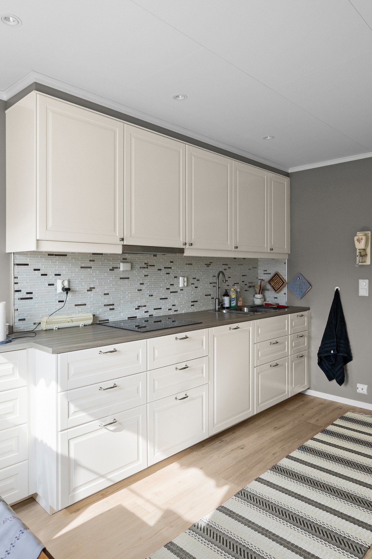 Praktisk innredning som har generøst med benk- og oppbevaringsplass. Galleribilde