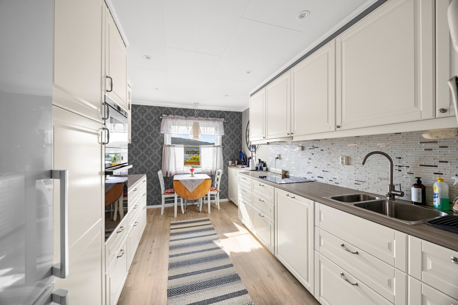 Kjøkken - 11,5 kvm. Lekker innredning fra 2016! Downlights gir en godt opplyst kjøkkensone. Galleribilde