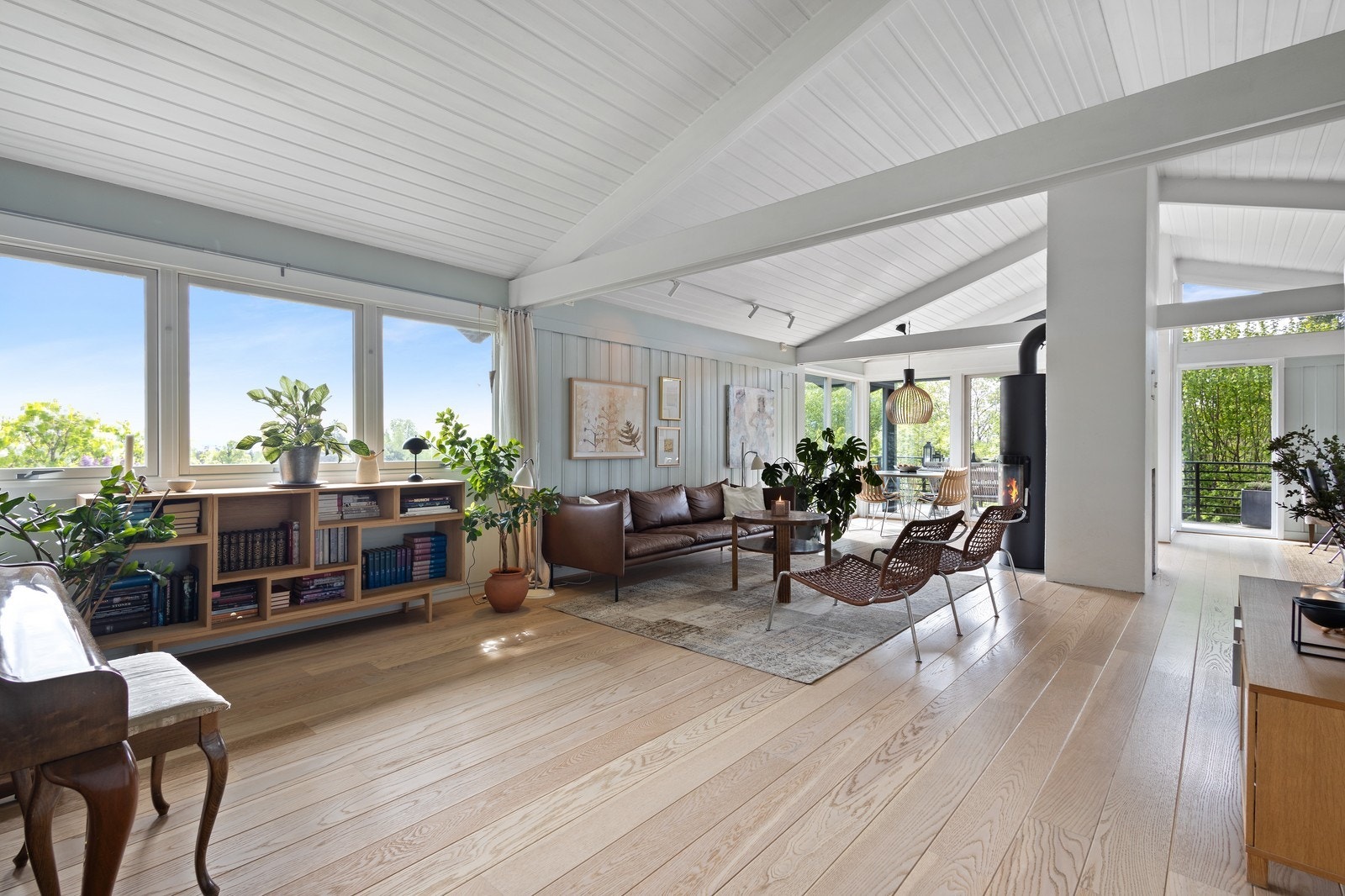 Stue med sjenerøs takhøyde! Galleribilde