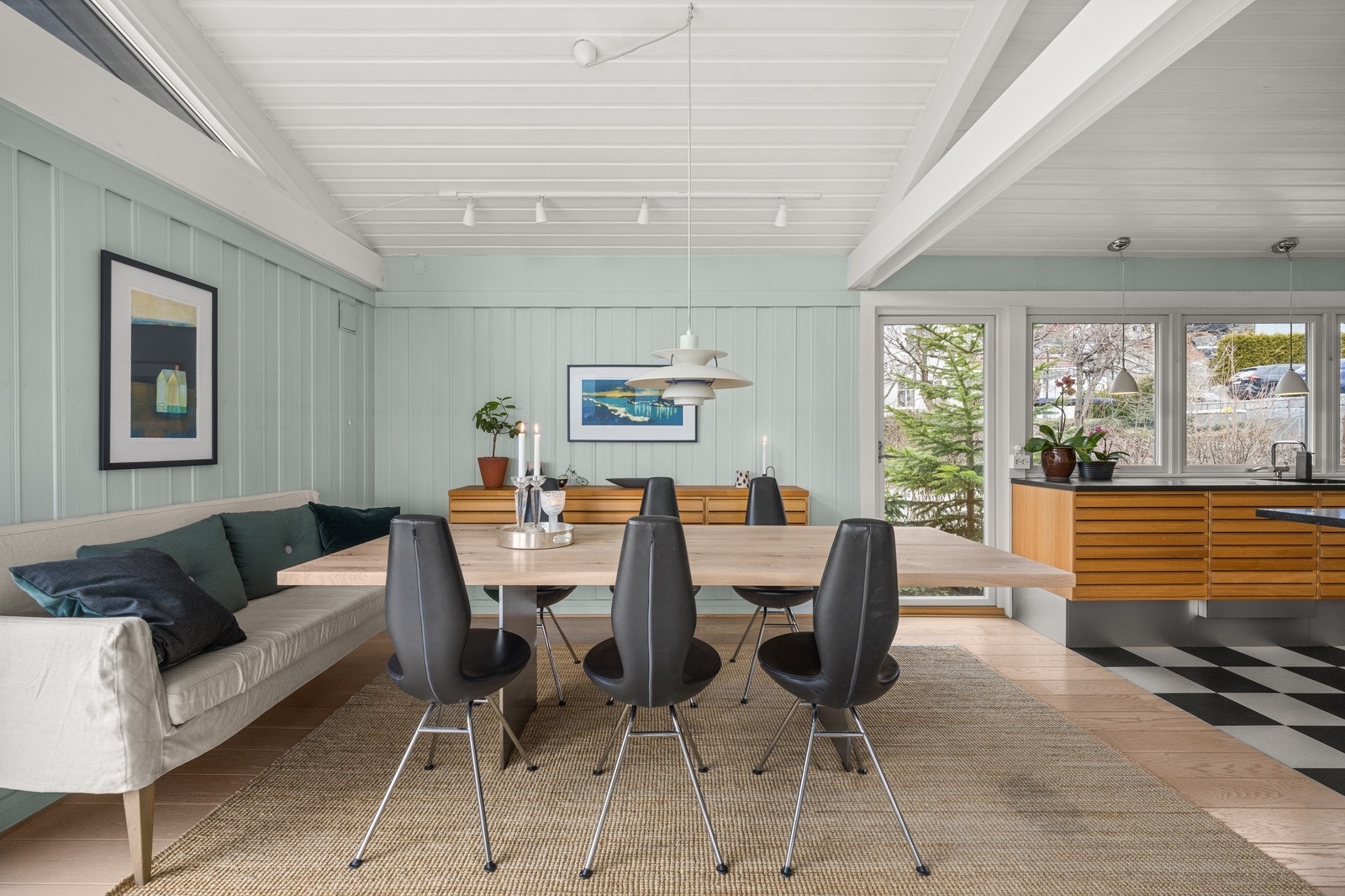 Spisestue i tilknytting til kjøkkenet Galleribilde