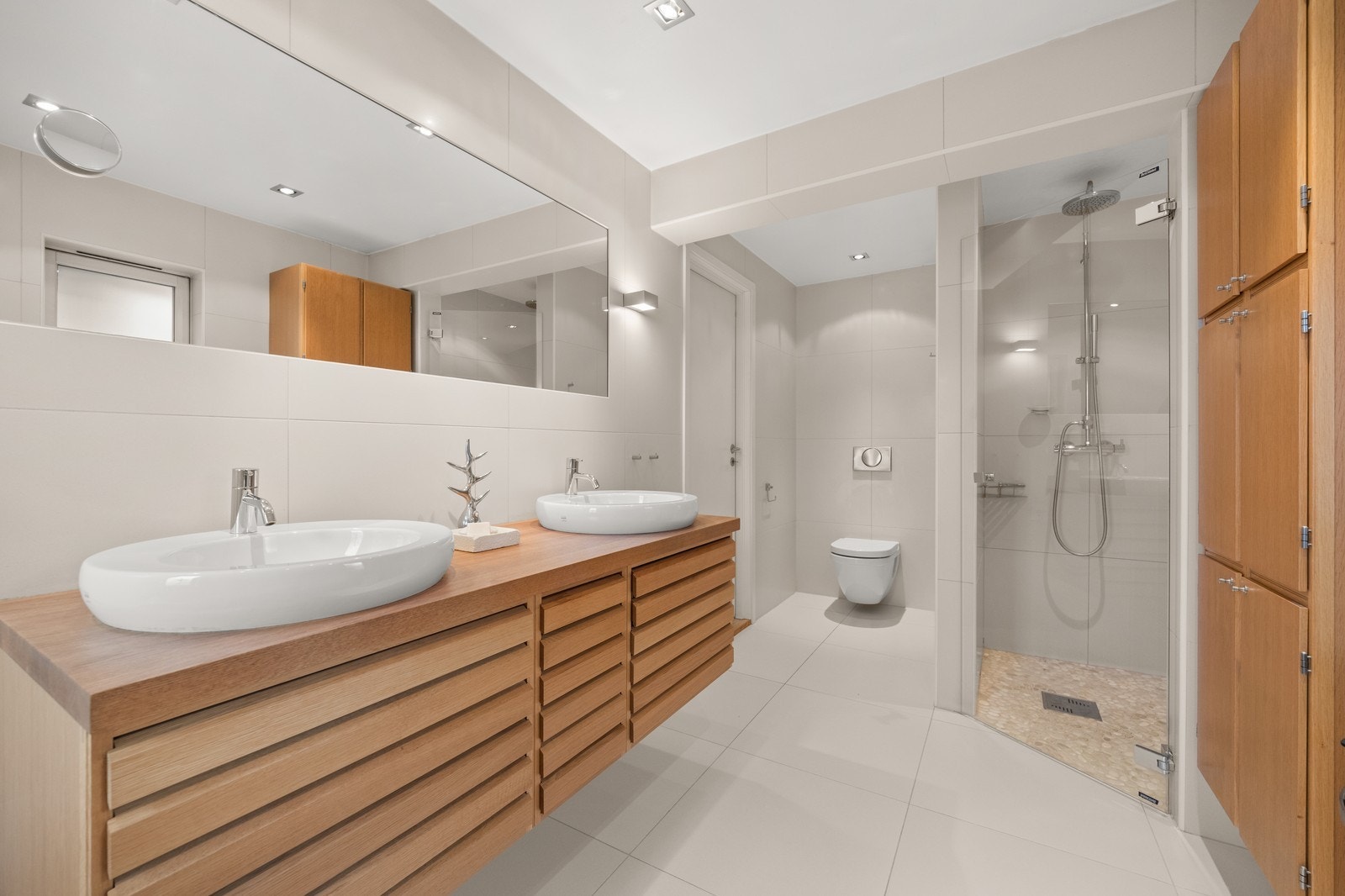 Lekkert bad - Badekar, dusjhjørne, vegghengt toalett, dobbel servant. Innredning fra Unoform Galleribilde