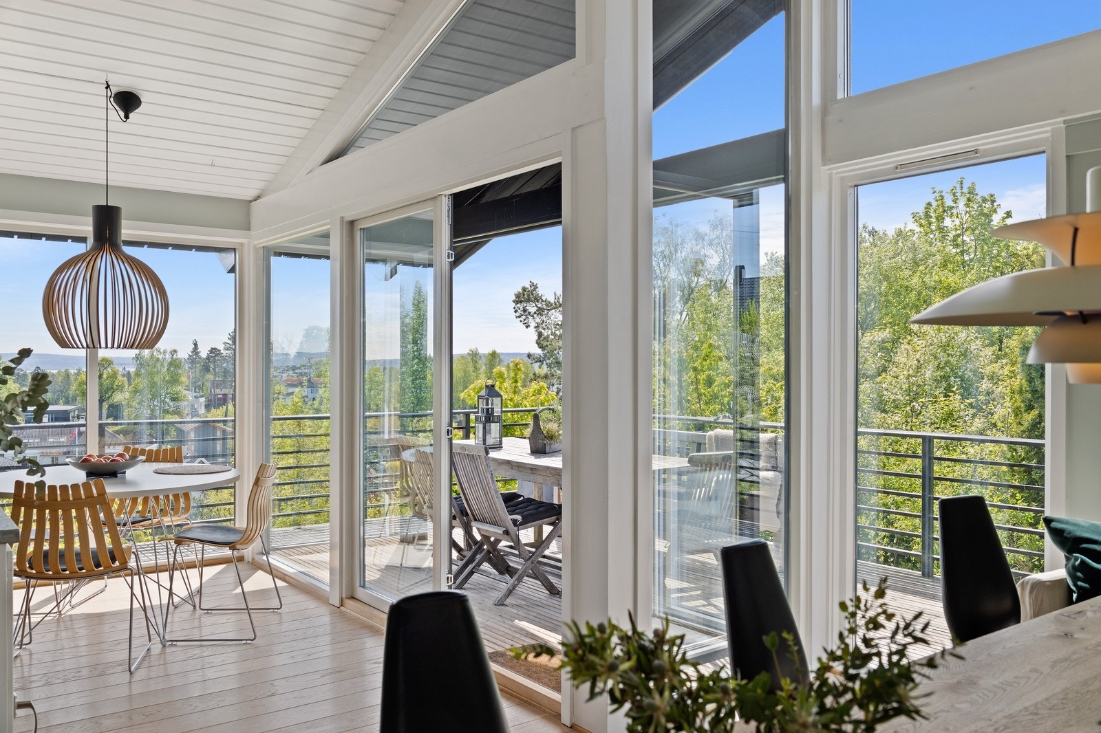 Her bor du midt i en grønn oase på stor tomt med grense til friarealet. Galleribilde