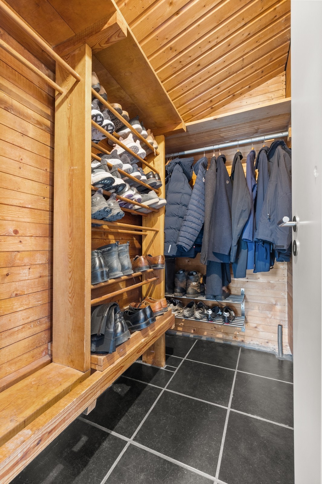 Garderobe i tilknytting til entre Galleribilde