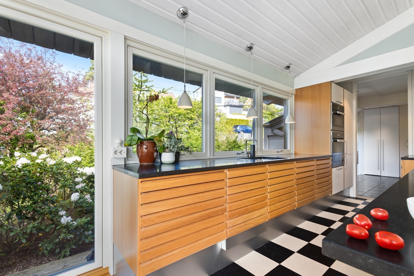 Kjøkken - med masse skap- og benkeplass Galleribilde