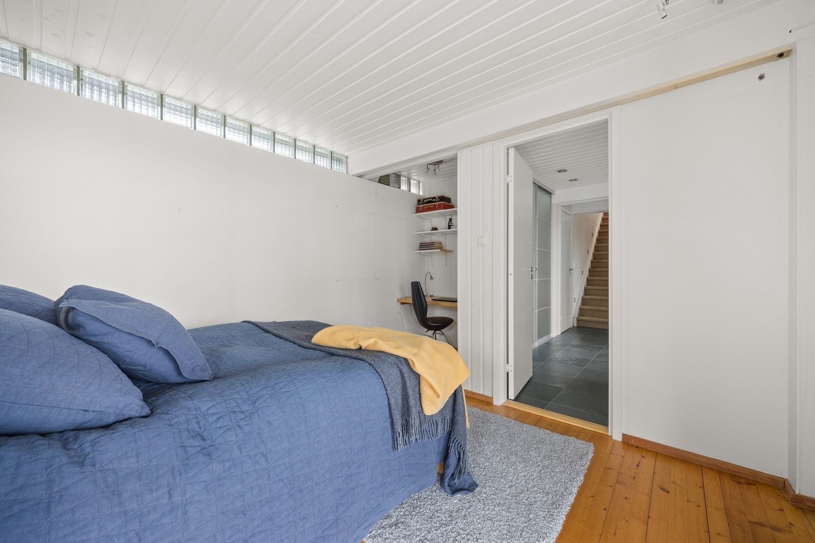 Soverom nr. 4 i underetasjen med praktisk skrivebordskrok. Galleribilde