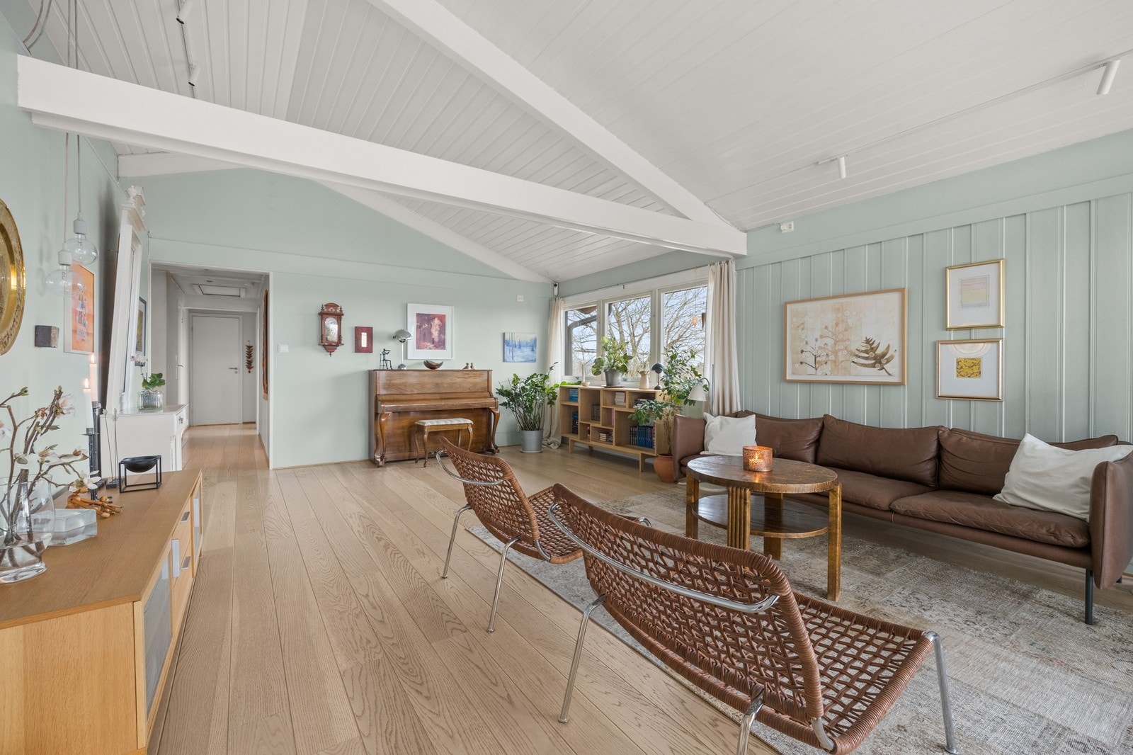 Stue med sjenerøs takhøyde! Galleribilde