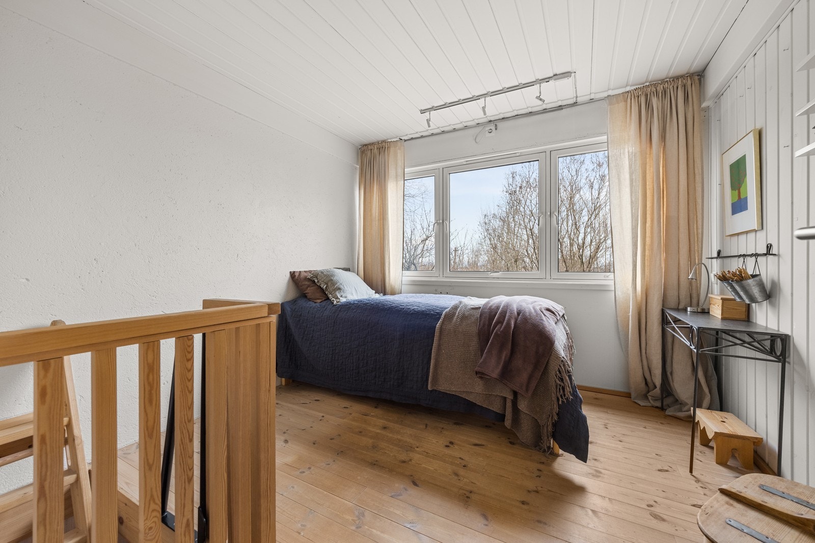 Soverom nr. 3 i underetasjen, Dette rommet har et eget rom/stue under med trapp/stige ned. Galleribilde