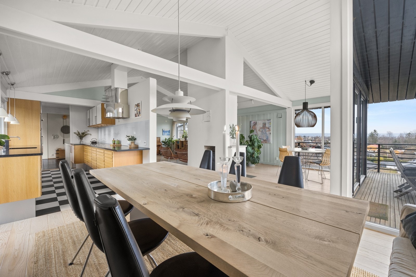 Stue med rom for ulik møblering. Galleribilde