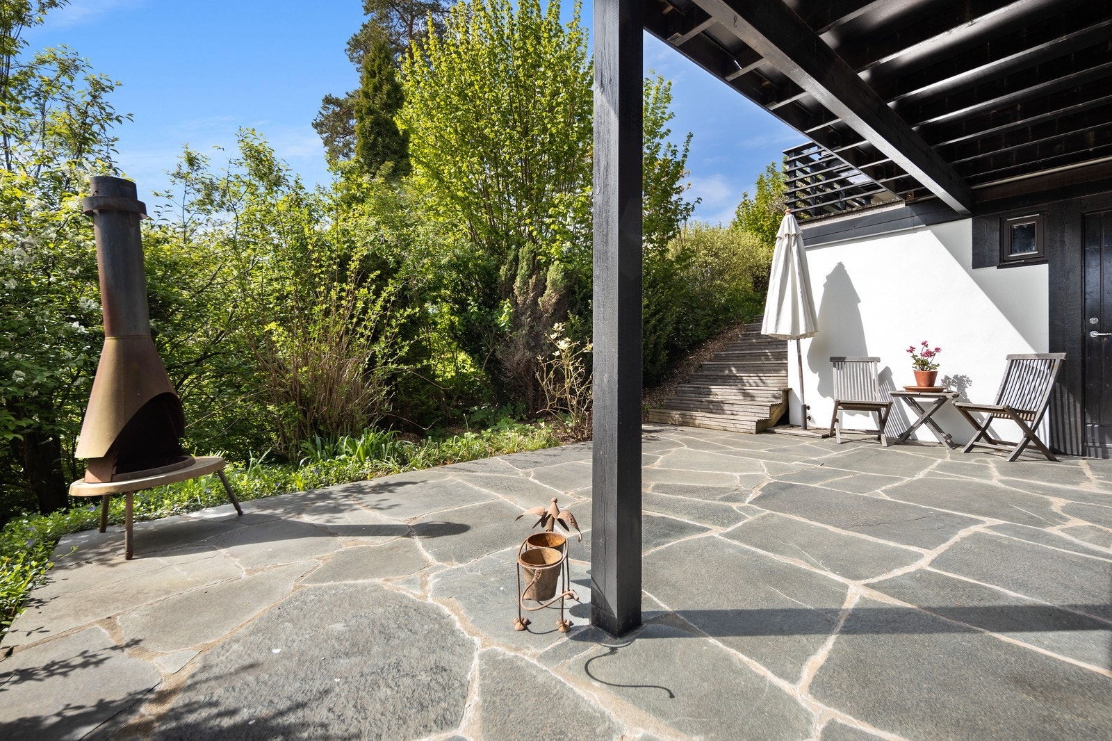 Uteplass nede. Galleribilde