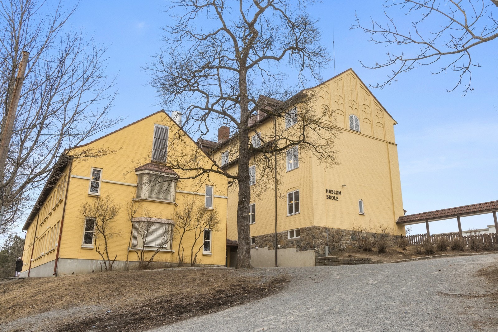 Boligen sokner til populære Haslum skole, og denne ligger i enden av Anton Tschudis vei/Østenåslia. Galleribilde