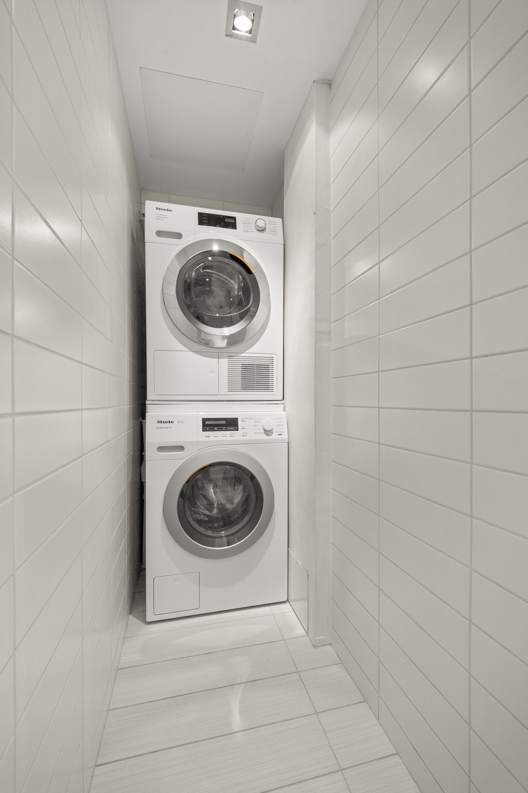 Opplegg til vaskemaskin og tørketrommel med praktisk plassering. Galleribilde