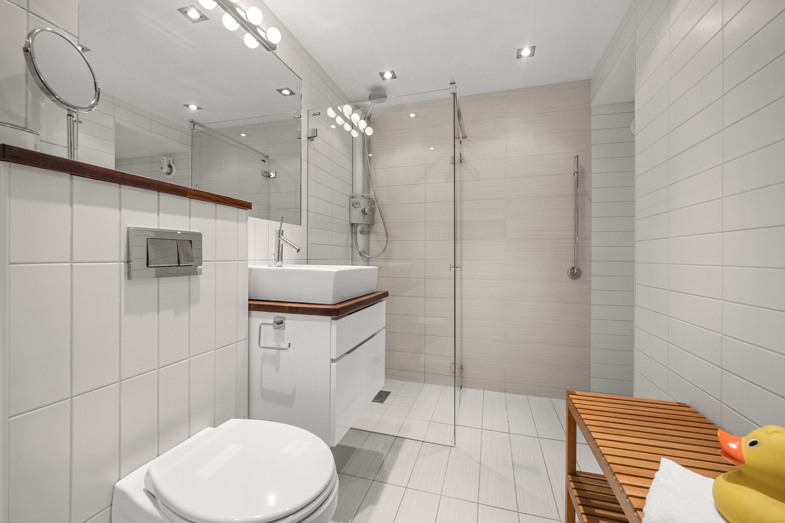 I u.etg. er det også et pent baderom. Opplegg til vaskemaskin og tørketr. med praktisk plassering Galleribilde