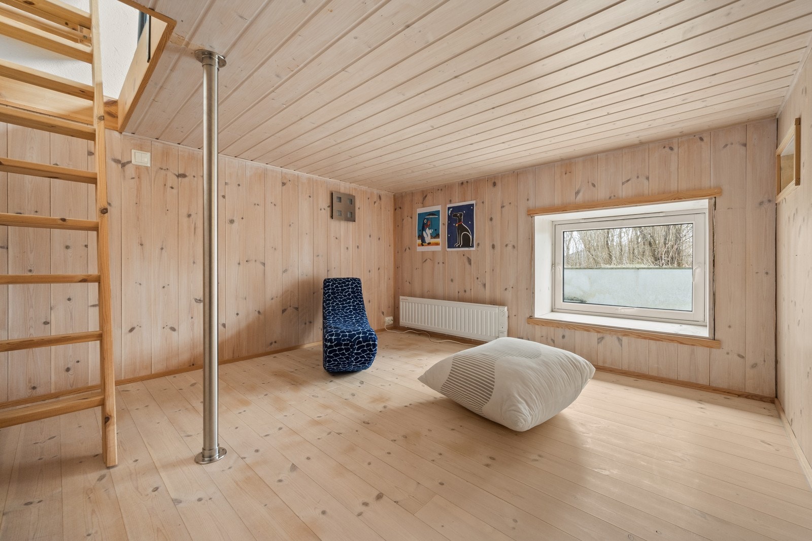 Det ene soverommet i u.etasje var tidligere et basseng som nåværende eier tok ut. Galleribilde