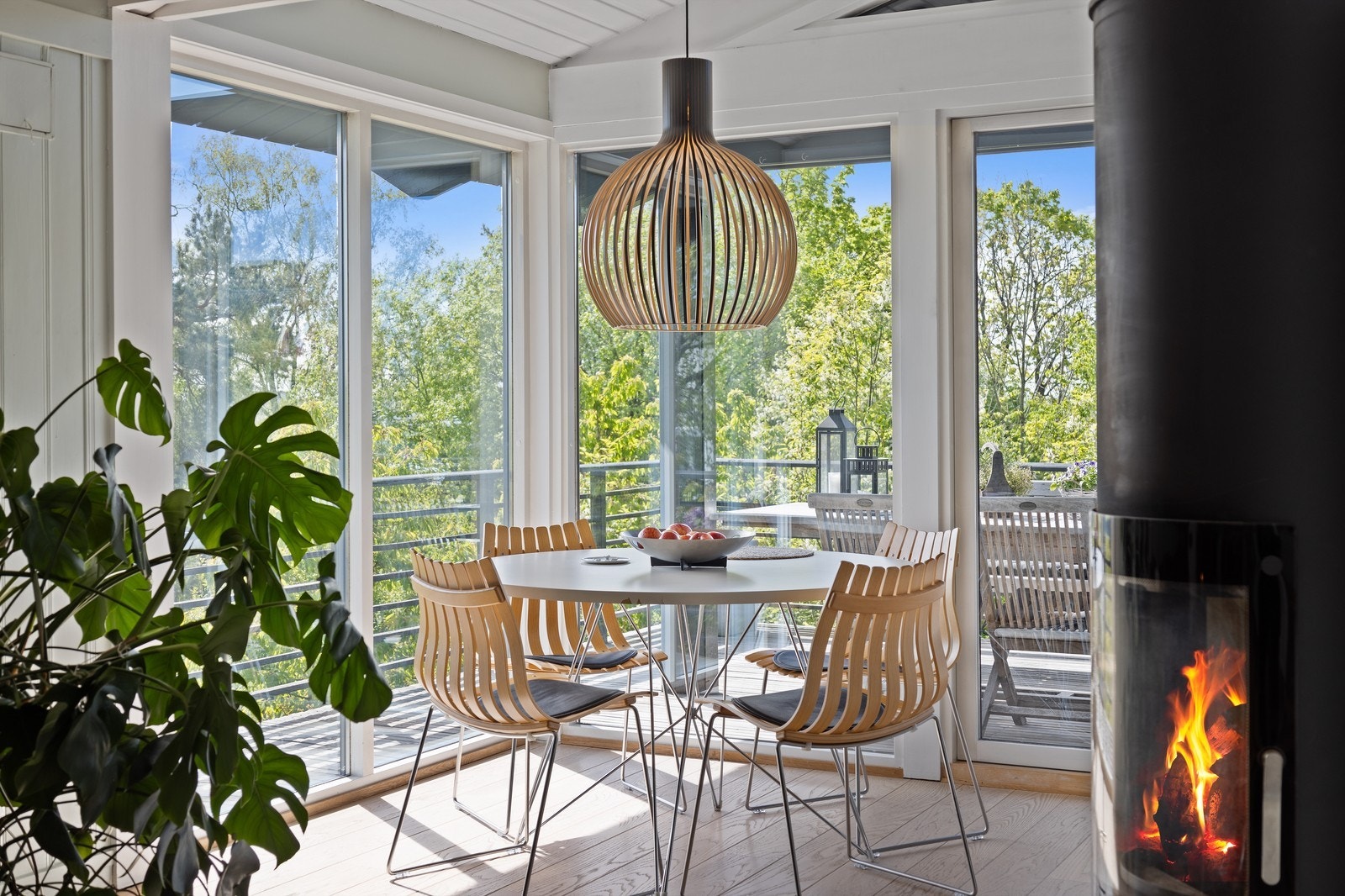 Nydelig stue med trivelig utsyn og peis for kaldere dager. Galleribilde