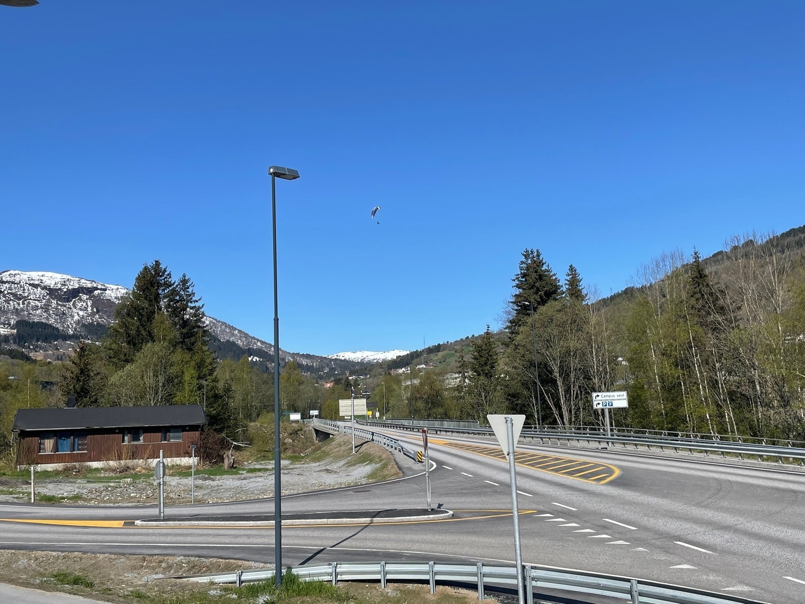 God .avkøyring til bygget. God eksponering mot hovudveg. Galleribilde