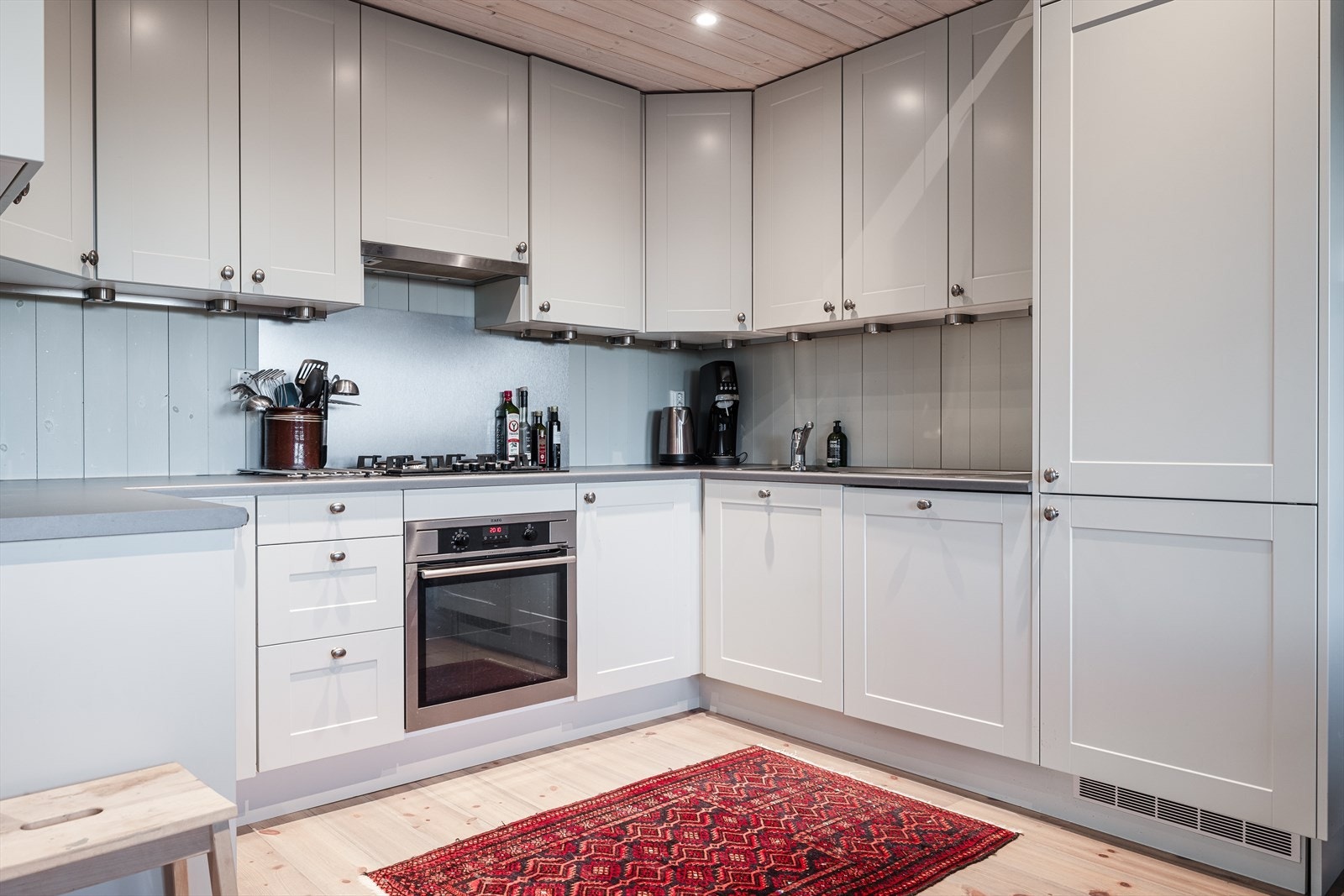 Lekkert kjøkken med integrerte hvitevarer Galleribilde