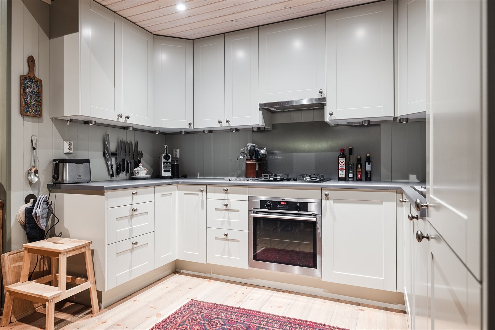 Kjøkken med mye skap- og benkeplass Galleribilde