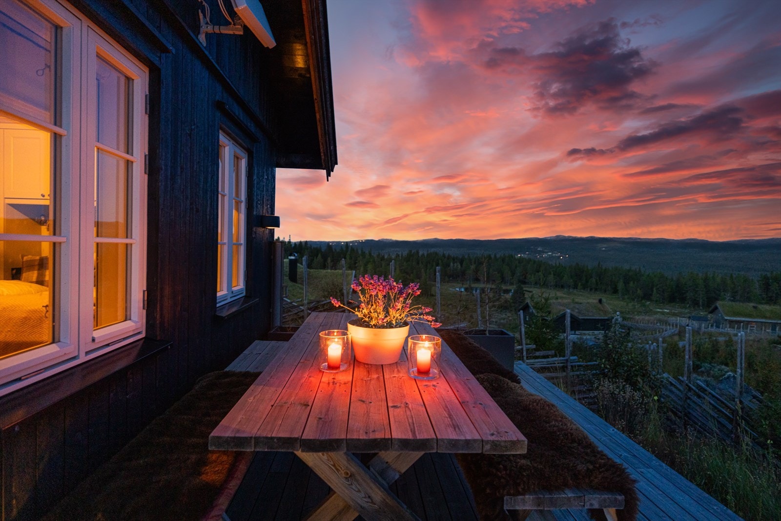 Utsikten strekker seg fra Natten via Kvasshøgd, Trommenatten, Åkrefjell mot Tunhovdalpene Galleribilde