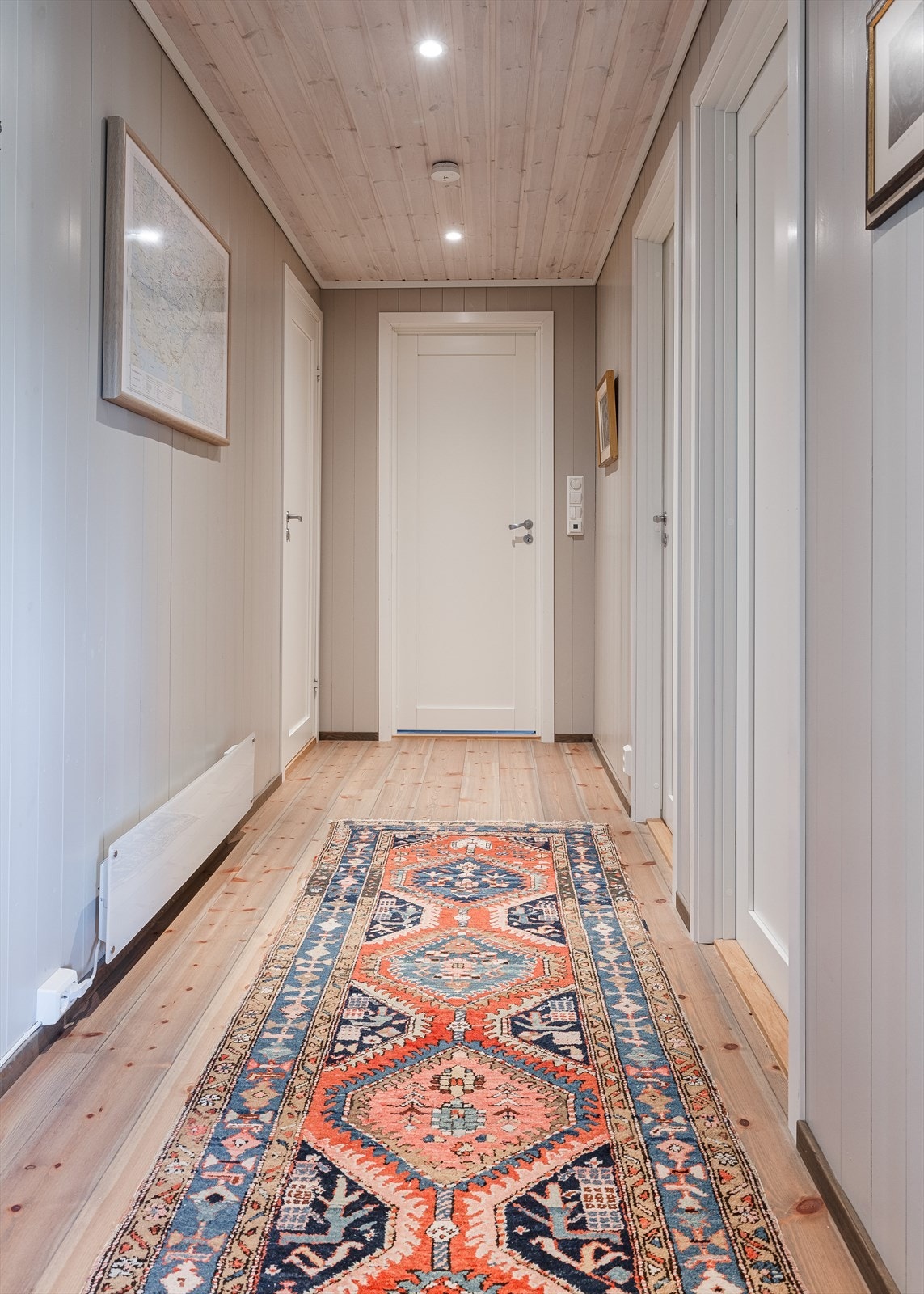 Mellomgang med inngang til tre soverom, bad og bod Galleribilde