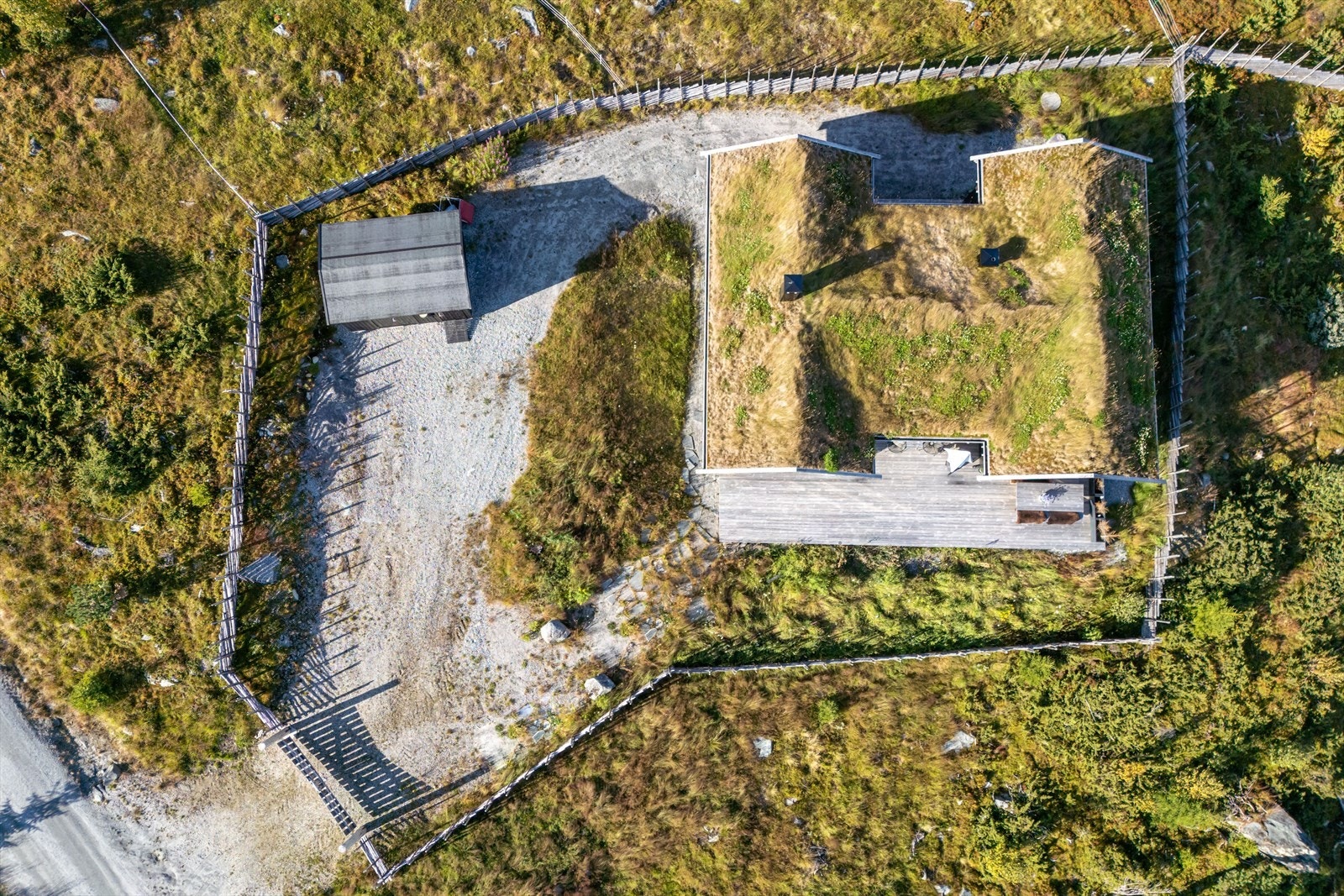 Romslig tomt inngjerdet med klassisk skigard Galleribilde