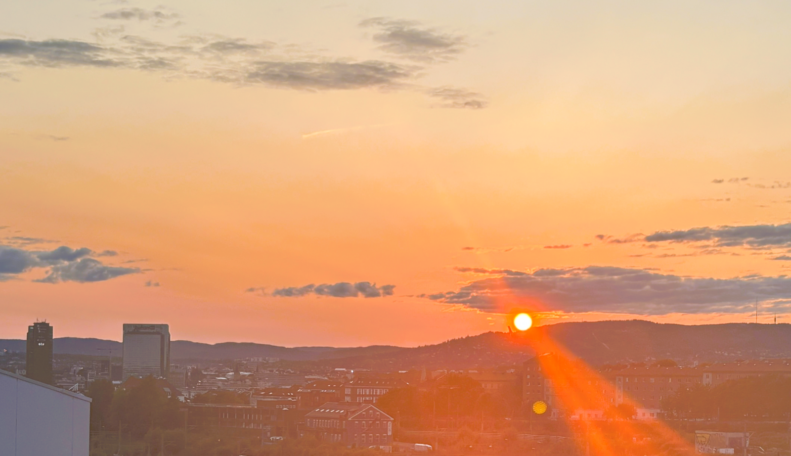 Opplev magiske solnedganger med fargerik himmel. Galleribilde