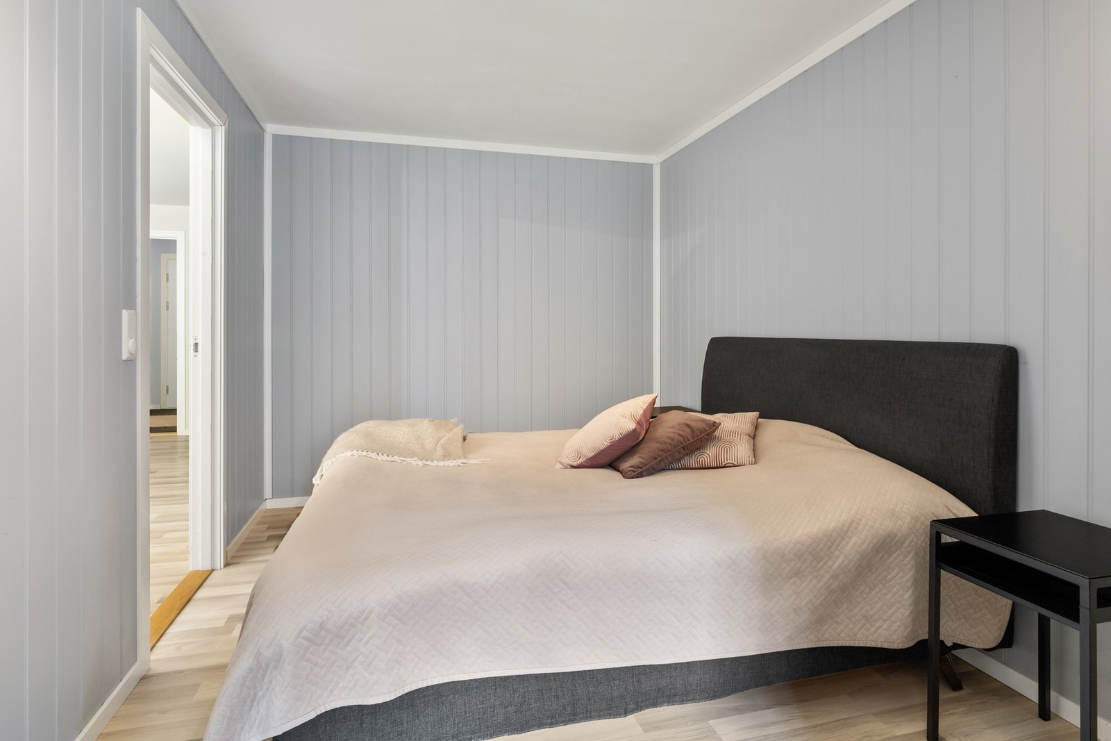 Stort soverom med smartpanel på veggene. Galleribilde