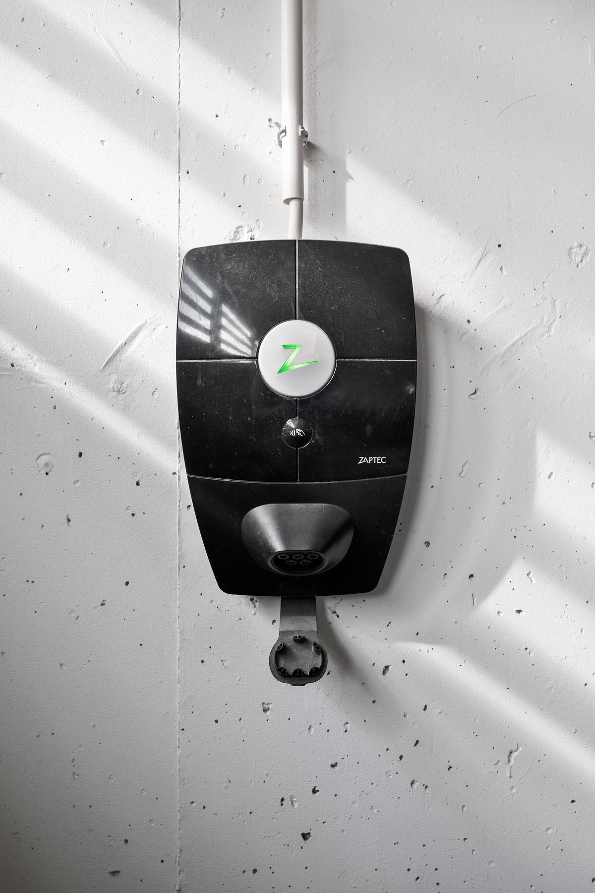 Plassen har elbil lader. Galleribilde