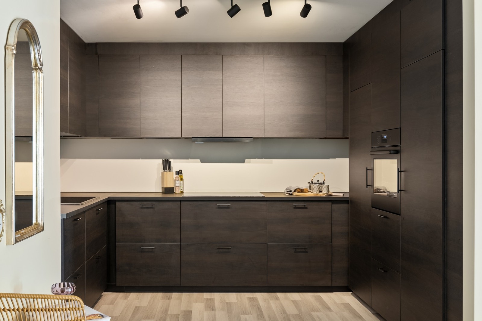 Ikea kjøkkeninnredning fra 2023 med mørke fronter og laminat benkeplater. Galleribilde