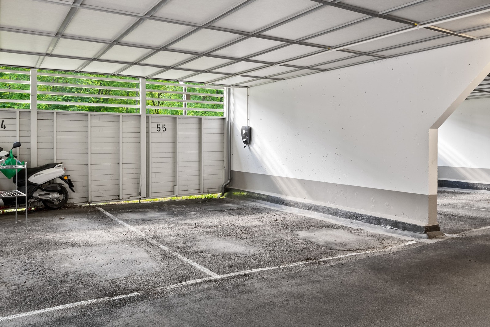 Bruksrett til garasjeplass med elbillader i felles anlegg medfølger. Galleribilde