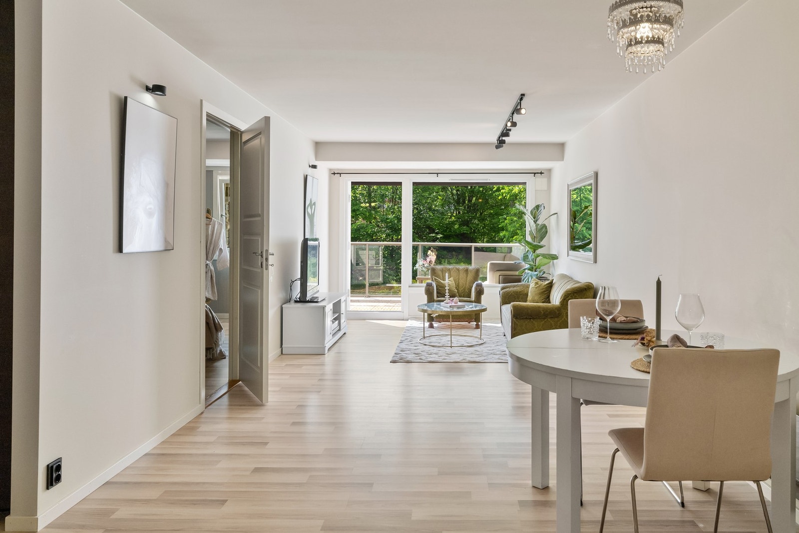 Lys stue med plass til spisestuemøblement. Galleribilde