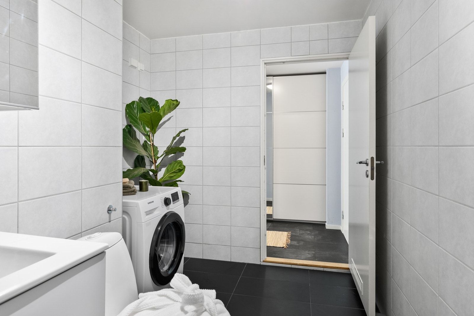 Opplegg for vaskemaskin og tørketrommel. Galleribilde