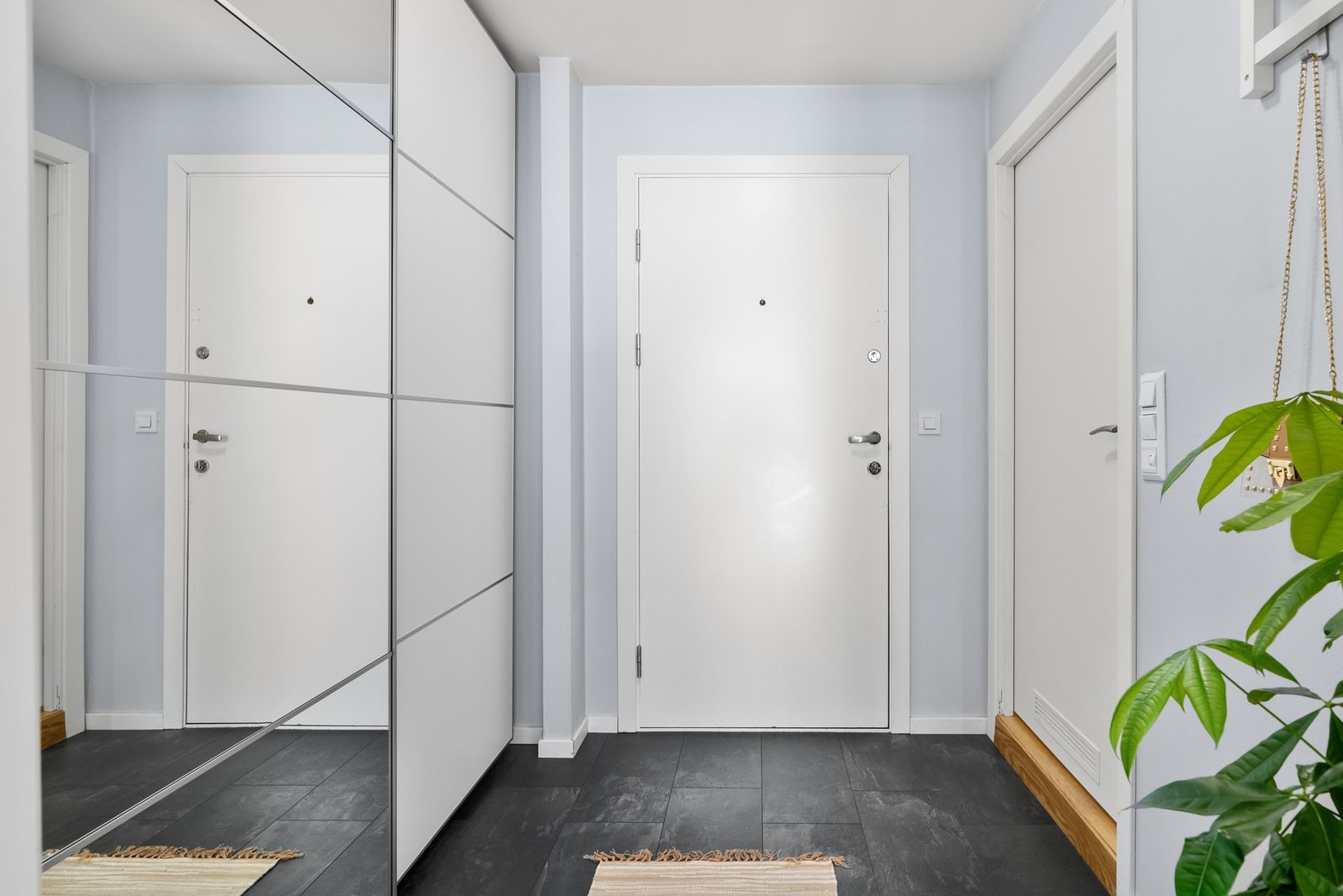 Stor skyvedørsgarderobe med masse lagringsplass. Galleribilde