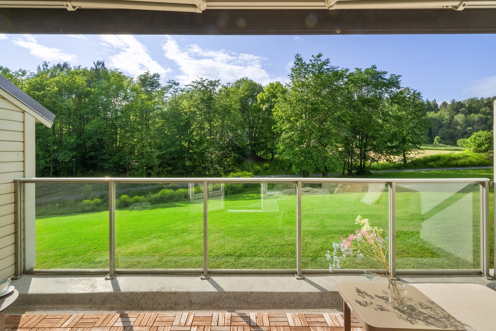 Terrassen er utstyrt med utelys og stikkontakter, markise med fjernbetjening og har glassrekkverk. Galleribilde