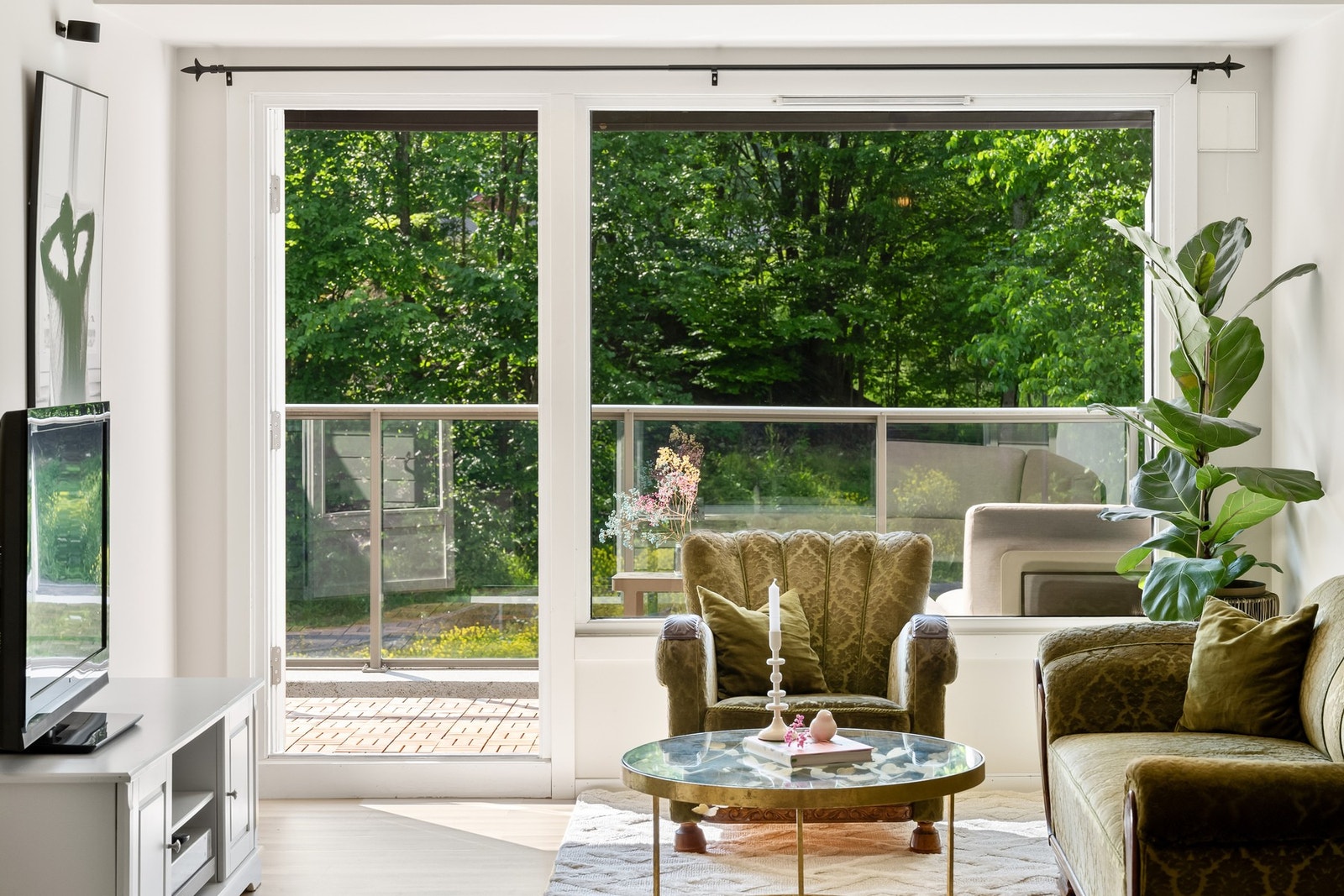 Store vindusflater slipper inn rikelig med naturlig lys. Galleribilde